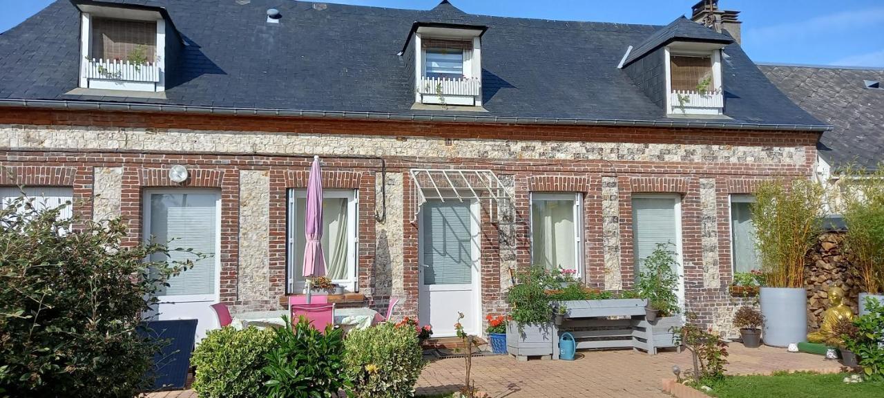 Le Jardin Des Poules Bed and Breakfast Thiétreville Exteriör bild